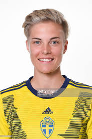 Emma stina blackstenius, född 5 februari 1996 1 i vadstena, är en svensk fotbollsspelare som spelar för bk häcken i damallsvenskan.hennes moderklubb är vadstena gif, vilken hon lämnade 2013 för spel med linköpings fc i damallsvenskan. Lina Hurtig Poses Rennes Fifa