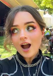 Celebra el Orgullo con Cosméticos y Diversión