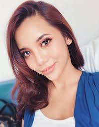 Bermula dengan satu insiden, mereka berkenalan dan saling jatuh cinta. Biodata Sweet Qismina Pelakon Yang Semakin Popular Laman Gosip Dan Informasi Terkini