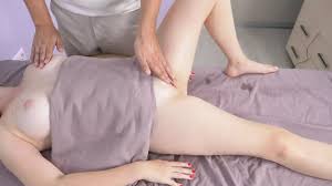 ห้องนวด สาวนมใหญ่จบลงด้วยการดึงหีเธอ หมอ นวด