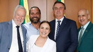 Apesar do casamento com o governo bolsonaro, a situação em família da nova secretária de cultura do governo bolsonaro, regina duarte, não anda de acordo com a coluna de mônica bergamo, na folha, a atriz gabriela duarte, filha de regina, está apreensiva com o fato de sua mãe ter aceitado. Regina Duarte Conta Com Filho Mais Velho E Socio Em Seu Noivado Com Bolsonaro Famosos Extra Online