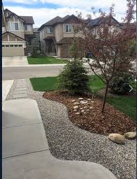 This one is the simplest front yard on the list but has a different charm to it. Front Yard Just No Grass Maybe Fake Or Continue Multch Small Front Yard Landscaping Stone Landscaping Front Yard Landscaping