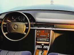 Der airbag fängt brust und kopf auf und verringert diese kräfte. 40 Jahre Fahrerairbag Und Gurtstraffer Bei Mercedes