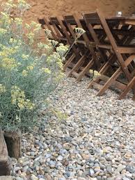 Amagard Zierkies Und Ziersplitt Ideen Fur Den Schonen Garten Gestaltungsideen Holztisch Mit Stuhlen Minimalistischer Garten Gartengestaltung Gartendesign Ideen