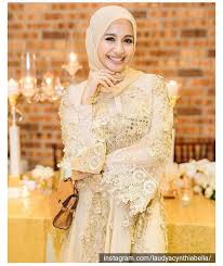 Yang sangat mencolok tentu saja ialah gaya busana muslimah yang kian hari. Model Baju Kondangan Muslimah Baju Kondangan Modern