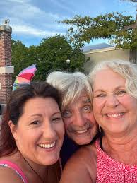 Look who we ran into tonight at Mallory Square 🐈‍⬛😀