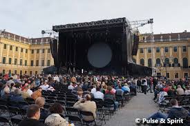 Classical music at the highest level at the schönbrunn orangery in vienna the schönbrunn palace orchestra invites you to a fantastic evening of music, dancing and singing! Auszeichnung David Gilmour In Schonbrunn Pulse Spirit