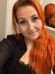 Hejsa jeg søger en kæreste jeg er en venlig fyr 51 år fra Falster jeg bor  ude på landet.