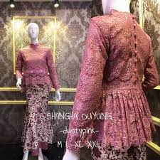 Model kebaya duyung elegan modern minimalis dan anggun model kebaya duyung untuk acara wisuda kebaya duyung juga dapat digunakan dalam acara wisuda untuk acara ini akan lebih baik menggunakan bawahan berupa rok motif batik yang didesain dengan model rok duyung sampai ke kaki atasannya dapat memakai model baju kebaya lengan panjang dengan. Jual Promo Baju Kebaya Modern Setelan Kebaya Brukat Set Rok Duyung Batik Wisuda Di Lapak Toko Batik Murah Bukalapak