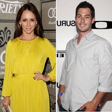 Jennifer love hewitt is pregnant with her and husband brian hallisay's third child. She Knows What She Wants Jennifer Love Hewitt Planning A Baby Then Marriage To Co Star