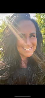 Would someone be able to remove the sun streak from the right of this  picture please and thank you ☺️