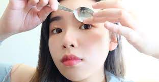 Jangan memilih sendok yang terlalu besar atau anda akan kesulitan menempelkannya ke. Membuktikan Hack Bulu Mata Lentik Dengan Sendok