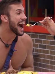 Projota faz 'aviãozinho' para Arthur comer após ter o ombro imobilizado