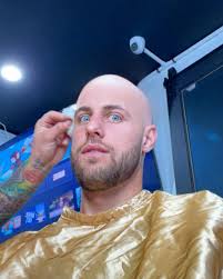 Finally did it 💇🏻‍♂️ which do you like more me🙎🏻‍♂️or bald  Mitch👨🏼‍🦲??👉🏼