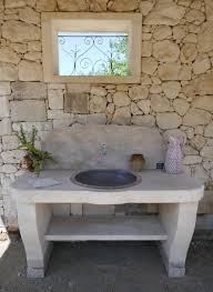 Ce Bel Evier Pour Exterieur Marie Avec Elegance Le Cuivre Et La Pierre Naturelle Une Belle Creati Evier De Jardin Exterieur Evier De Jardin Barbecue En Pierre