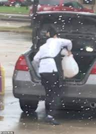 Kebanyakan daripada kita akan mengambil baki berkenaan, tetapi ada juga segelintir pelanggan tidak. Videotomotif Wanita Buat Aksi Pelik Dan Bahaya Isi Minyak Petrol Dalam Beg Plastik