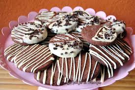 Cacao, cioccolato fondente e cioccolato banco per questi biscotti sablé ai tre cioccolati, ma potete addirittura arrivare a 4 se aggiungete il cioccolato al latte, a 5 col nuovo ruby… non mettiamo limiti al cioccolato. Biscotti Sable Al Cacao Con Cioccolato Bianco Le Delizie Di Patrizia