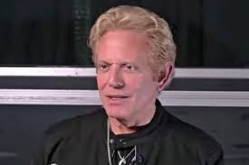 Hotel california, new kid in town, life in the fast lane, wasted time, wasted time reprise, victim of love, pretty maids all in a row, try and love again, the last resort. Don Felder How The Eagles Wrote Hotel California