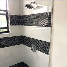 Black And White Penny Tile Black White Shower Deco Band Penny Tile With Large White Gloss Tile Penny Tiles Bathroom Bathroom Design Penny Tile