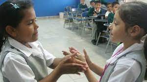 Hay que poner una pelotita dentro de unas pantys y luego ponernos las pantys en la cabeza. Pin En Juegos Y Cantos