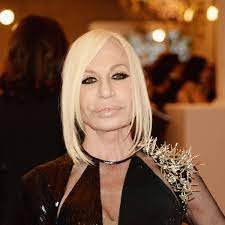Donatella versace has been at the helm of the versace label since 1997, so it's an understatement spring 2017 is kind of a big deal for donatella versace's diffusion line, versus. Donatella Versace Donatella Versace Wird Nicht Milliardar Bunte De