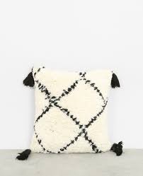 grand coussin berbere a pompons grand coussin coussin berbere coussin