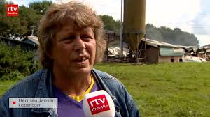 Getroffen kippenboer Herman Jansen onzeker over toekomst; 15-duizend kippen  dood door brand RTV Drenthe