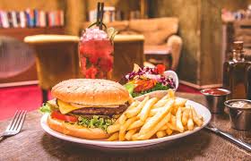 Wie Waere Es Mit Unsrem Burger Und Einem Cocktail Kein Schnitzel Aber Genau So Lecker Mozart Cafe Restaurant Cocktail Cafe Restaurant Cafe Lecker