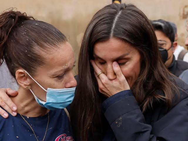 La reina Letizia se derrumba al hablar con los vecinos de Paiporta (Valencia): "Lo siento"