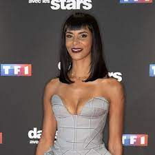 Des longs cheveux longs ondulés serrés pour mettre en valeur. Shy M Splendide Pour Danse Avec Les Stars Elle