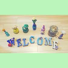 karlyn on instagram ちょこちょこっと載せていきます 透明だったビンにアクリル絵の具で色付けして アルファベットオブジェは無地の茶色からこれまたアクリル絵の具で色付けして貝殻とアジサイ貼り付けた ウェルカムボード ウェルカム オブジェ