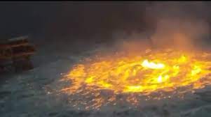 Cerca de la plataforma marina de la estatal petróleos mexicanos (pemex) se ha iniciado un gran incendio en aguas del golfo de méxico provocado por una fuga submarina. Bktzhezz1izokm