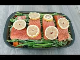 all in one gruner spargel mit lachs auf einem gemuse nudel bett aus der rechteckigen ofenhexe youtube spargel mit lachs spargel gruner spargel