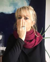 In Italia in media ogni due o tre giorni un uomo uccide una donna,  compagna, figlia, amante, sorella, ex. Magari in famiglia. Perché non è che  la famiglia sia sempre, per forza,