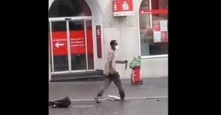Hatte im juli vier reisende in einem regionalzug mit einer axt und einem messer schwer verletzt, bevor er auf seiner flucht noch auf eine spaziergängerin einschlug. Dkd1mkmsjtstvm