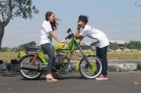 Ini gaya prewedding ala anak motor romantisnya dijamin. 30 Foto Prewedding Pake Motor Cb