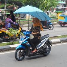10 Aksi Pengendara Motor Di Jalanan Ini Bikin Gregetan