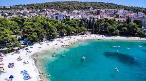 Der 1,5 km lange sandstrand von medulin ist einer der wenigen sandstrände in kroatien und ist daher sehr gefragt bei urlaubern die in die region istrien kommen. Strand Camp Rozac Trogir Dein Perfekter Urlaubsort