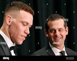 New York Yankees manager Aaron Boone, right, talks to Anerican League  Rookie of the Year Aaron Judge during the New York Chapter Baseball  Writers' Association of America annual banquet in New York,