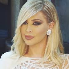 وإن كان هدف النجمات من عمليات التجميل بلوغ مرتبة عالية من الجمال والشباب الدائم، وأن يحُزن باستمرار على إعجاب جمهورهنّ، فإن الجمهور غالباً ما يلاحظ نوعاً ونعرض في هذا الألبوم مجموعة صور للعديد من النجمات اللواتي تغيرت أشكالهنّ بنسبة كبيرة جراء مبضع طبيب التجميل. Ø¨Ø¹Ø¯ Ù†Ø¯Ù…Ù‡Ø§ Ø¹Ù„Ù‰ ØªØºÙŠÙŠØ± Ø´ÙƒÙ„Ù‡Ø§ ÙƒÙ… Ø¹Ø¯Ø¯ Ø¹Ù…Ù„ÙŠØ§Øª Ø§Ù„ØªØ¬Ù…ÙŠÙ„ Ø§Ù„ØªÙ‰ Ø®Ø¶Ø¹Øª Ù„Ù‡Ø§ Ù†ÙˆØ§Ù„ Ø§Ù„Ø²ØºØ¨ÙŠ Ù…Ø¬Ù„Ø© Ù‡ÙŠ