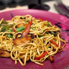 Nouilles Sautees Poulet Poivrons A L Asiatique Nouilles Sautees Poulet Recette Asiatique Poulet Poivron