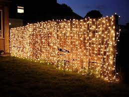 Guirlandes Lumineuses En Tant Que Deco Pour La Cloture De Jardin Guirlande Lumineuse Exterieur Guirlande Lumineuse Deco Mariage Jardin