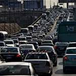 النشرة المرورية.. كثافات بمعظم المحاور