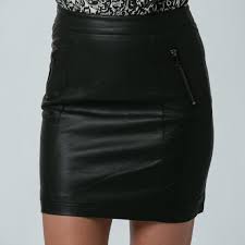 This beautiful black faux leather jacket can now be found on sale on our website. Jupe Simili Ela 3 Suisses