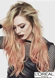 frisuren bilder blonde wellen mit pastell rosa strahnen in den haarlangen frisuren haare frisuren haar styling haarlangen