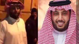 أعلن المستشار تركي آل الشيخ رئيس هيئة الترفيه ، عن مقاضاة تامر عبدالحميد لاعب نادي الزمالك ومنتخب مصر في فترة التسعينيات عقب نشره أخبارا كاذبة منسوبة له حسبما أكد آل الشيخ. Ø¨Ø§Ù„ÙÙŠØ¯ÙŠÙˆ Ø´Ø¨ÙŠÙ‡ ØªØ±ÙƒÙŠ Ø¢Ù„ Ø§Ù„Ø´ÙŠØ® Ø·Ø¨Ù‚ Ø§Ù„Ø§ØµÙ„ Youtube