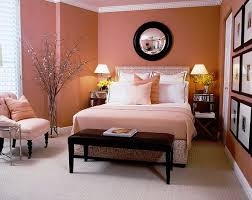 Jika tidak ingin terlalu berlebihan dengan warna pink coral pada ruangan, kamu bisa menyiasatinya dengan menggunakannya sebagai warna pada frame pintu dan jendela. Inspirasi Warna Cat Kamar Tidur Kombinasi Yang Menenangkan