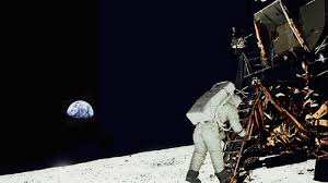 A look at the apollo 11 mission to land on the moon led by commander neil armstrong and pilots buzz aldrin and michael collins. 50 Tahun Apollo 11 Saat Neil Armstrong Berteriak Oh Tuhan Betapa Indahnya Tribun Jogja
