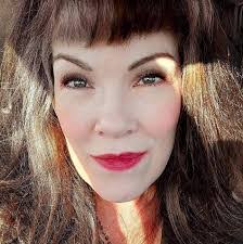 Robyn Arnett's Instagram, Twitter & Facebook