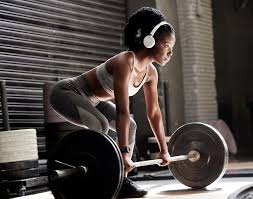 Hudba pri cvičení: Ako si vybrať správny playlist pre maximálny výkon?